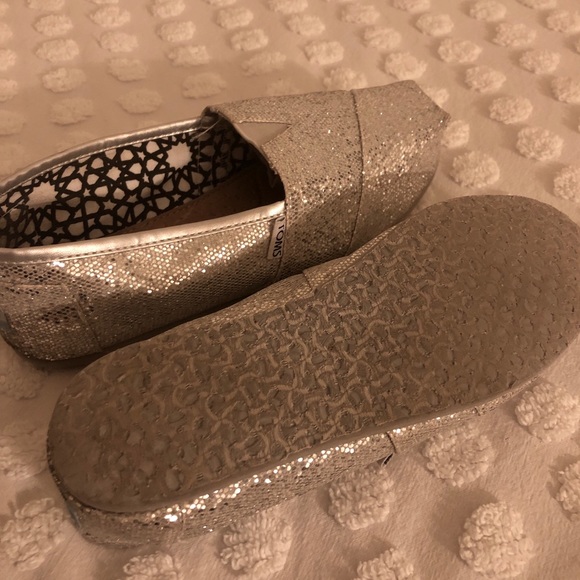 LIKE NEW TOMS | Silver Glitter TOMS Slip-on Shoes - Picture 3 of 6